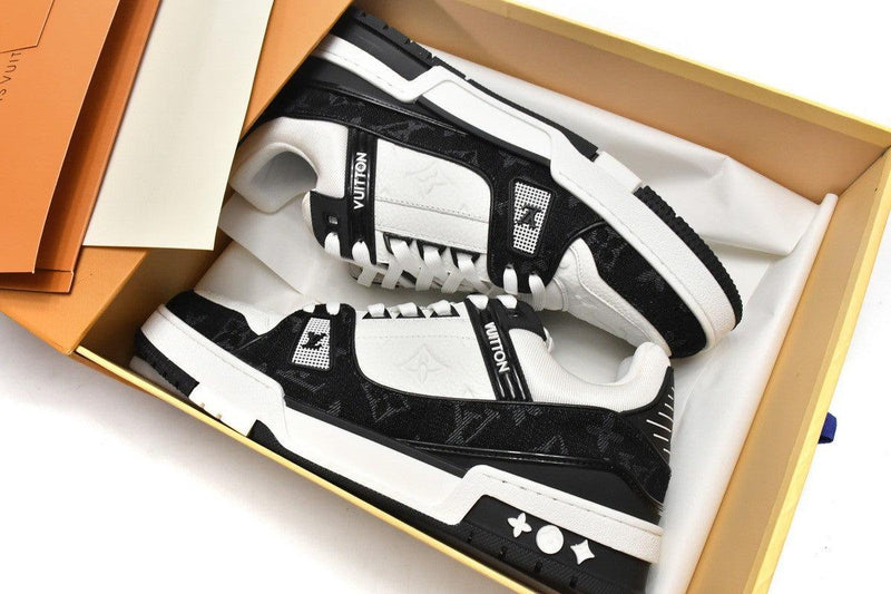 Tênis Louis Vuitton Trainer Preto e Branco - ELEGANZ OUTLET