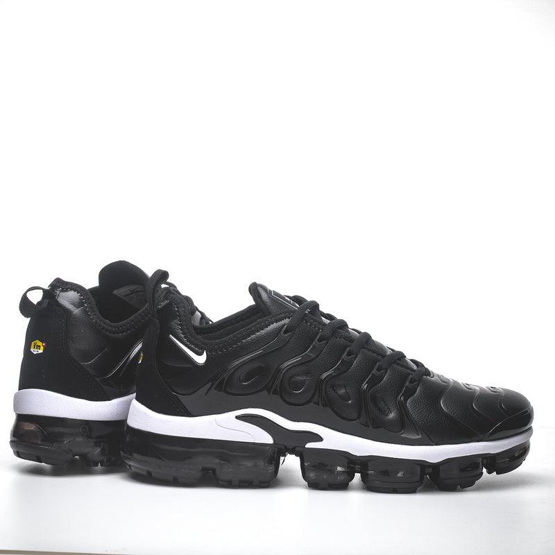 VaporMax Plus “Black/White” - ELEGANZ OUTLET